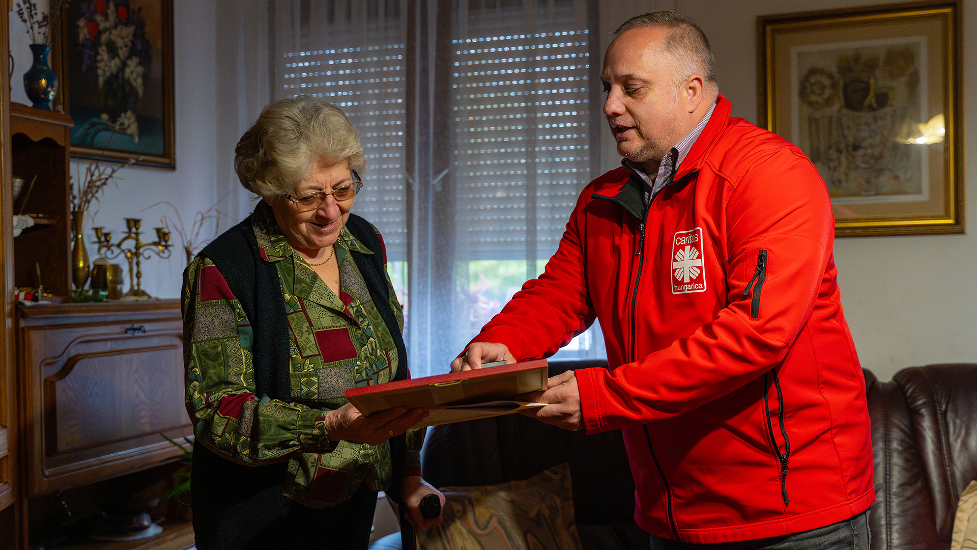 Otthonában vette át a Caritas Hungarica-díjat Ihnáth Jánosné tisztelendő asszony