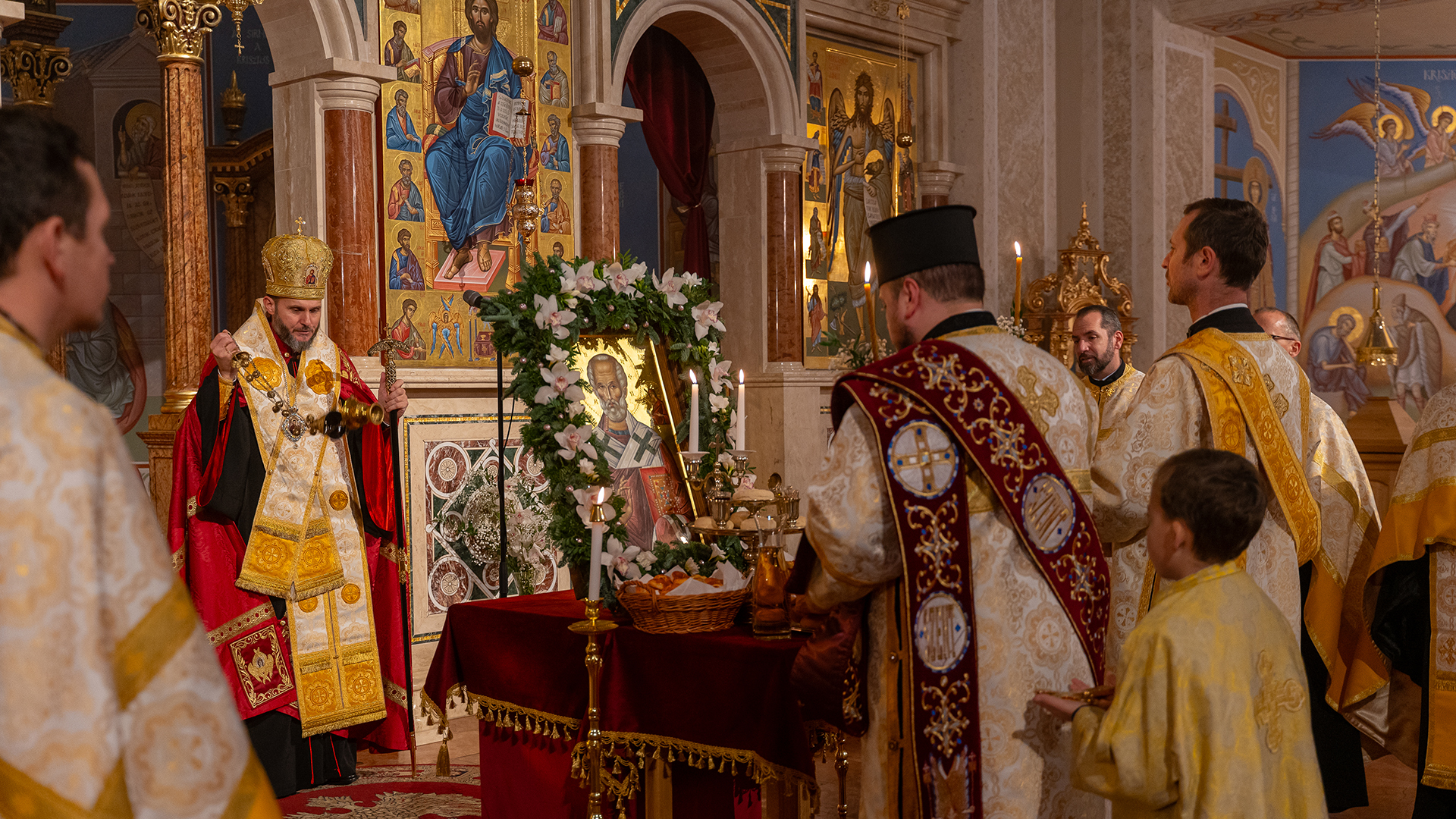 Megérkezés Szent Miklóshoz – virrasztás a székesegyházban