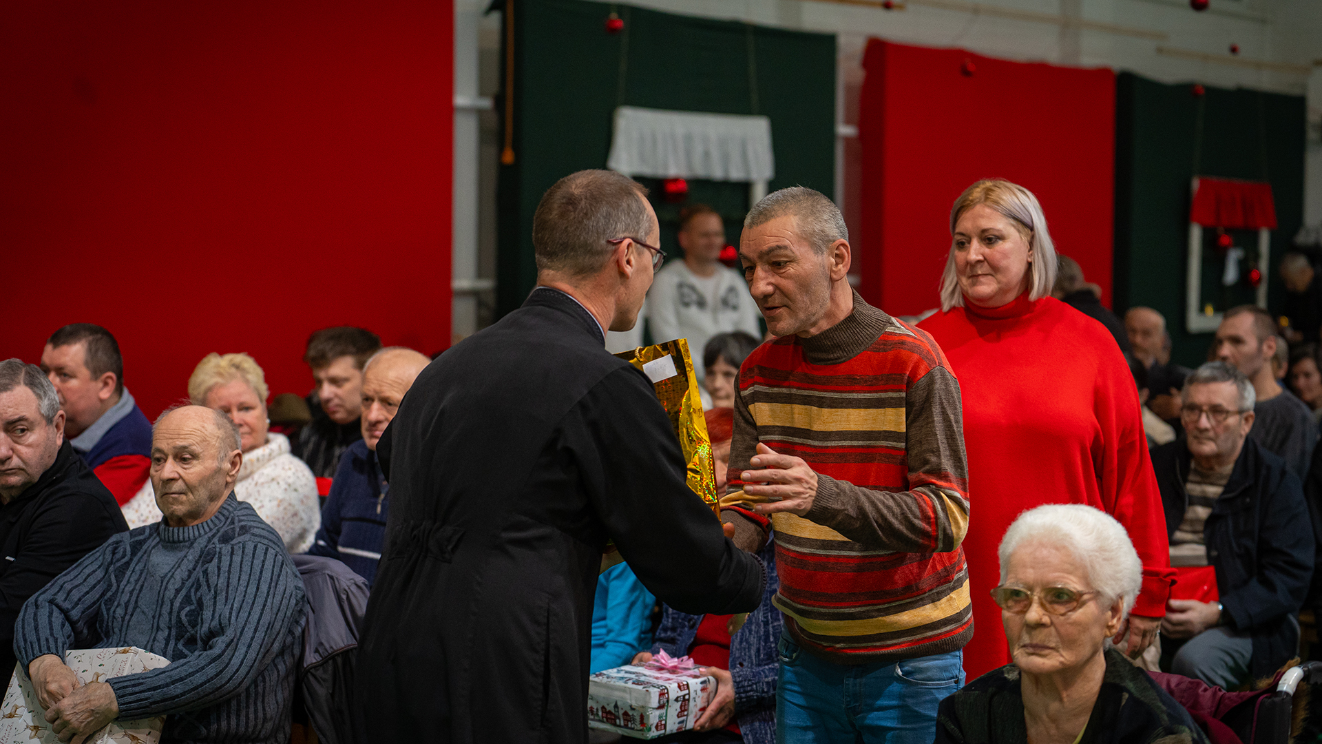 Szeretve vagyunk – ajándékozás és gyertyagyújtás Hodászon