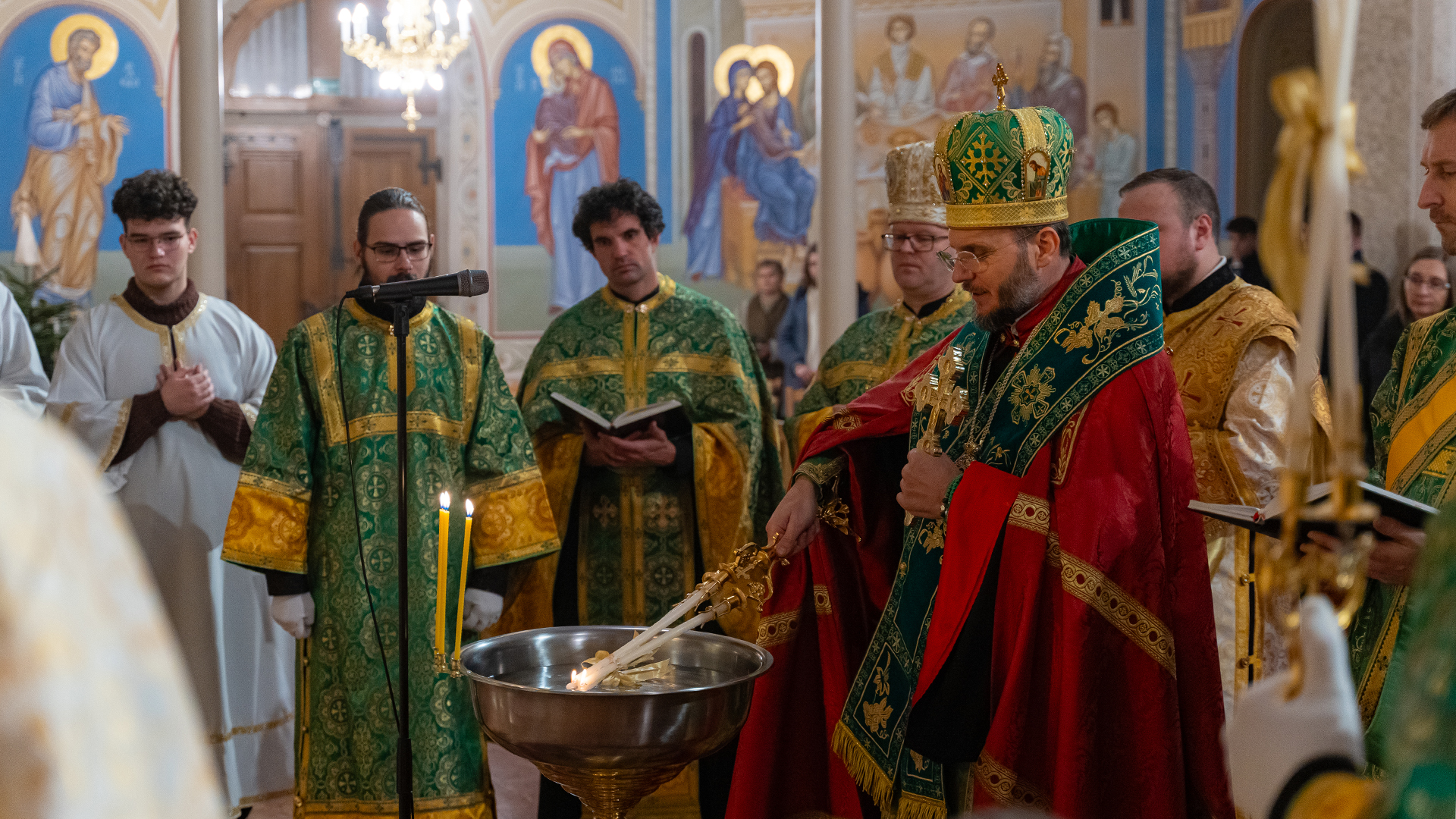 A szenteltvíz szentségi életünk előmozdítását szolgálja – vízkereszt a Szent Miklós-székesegyházban