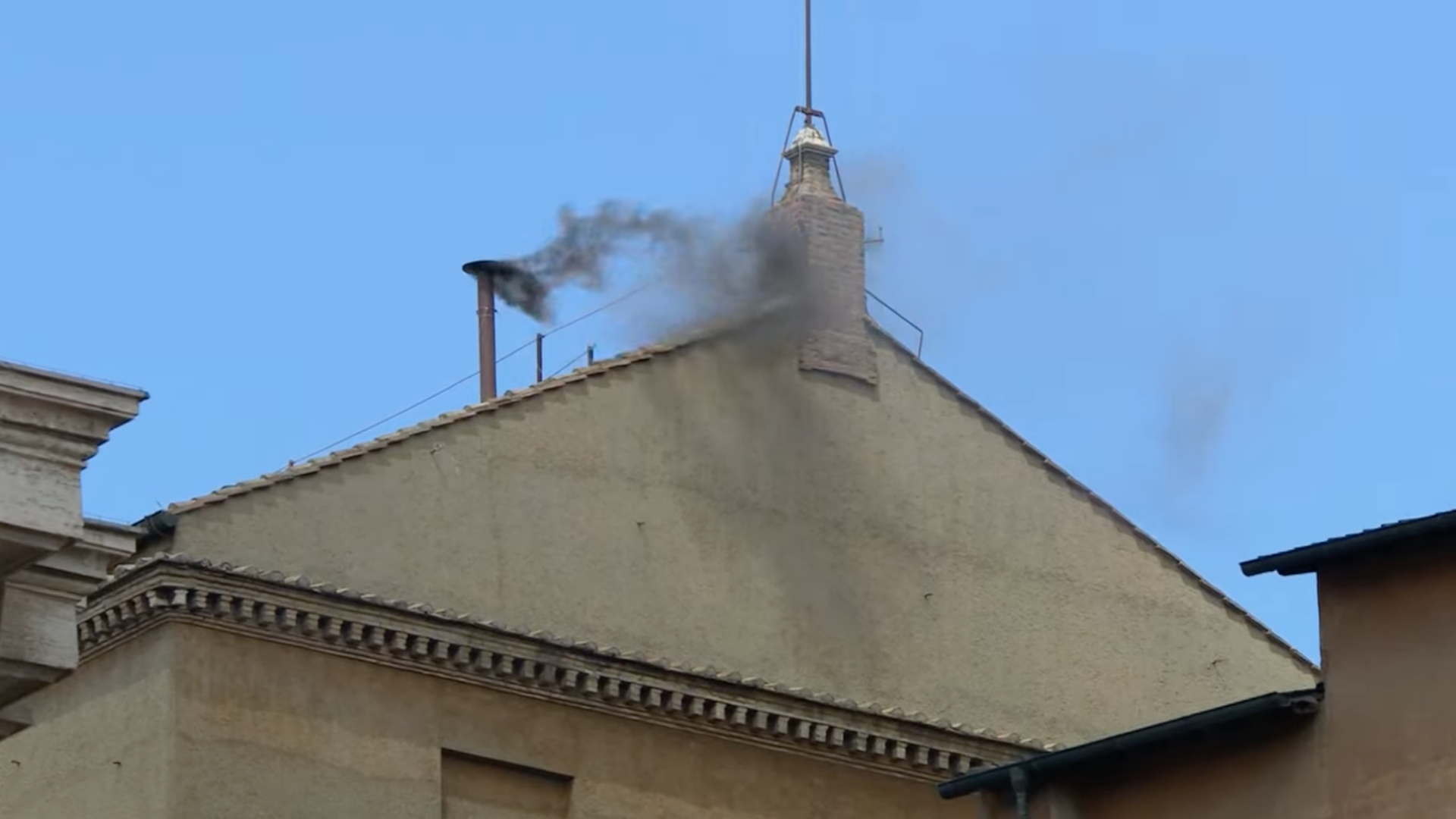Ismét fekete füst szállt fel a kéményből