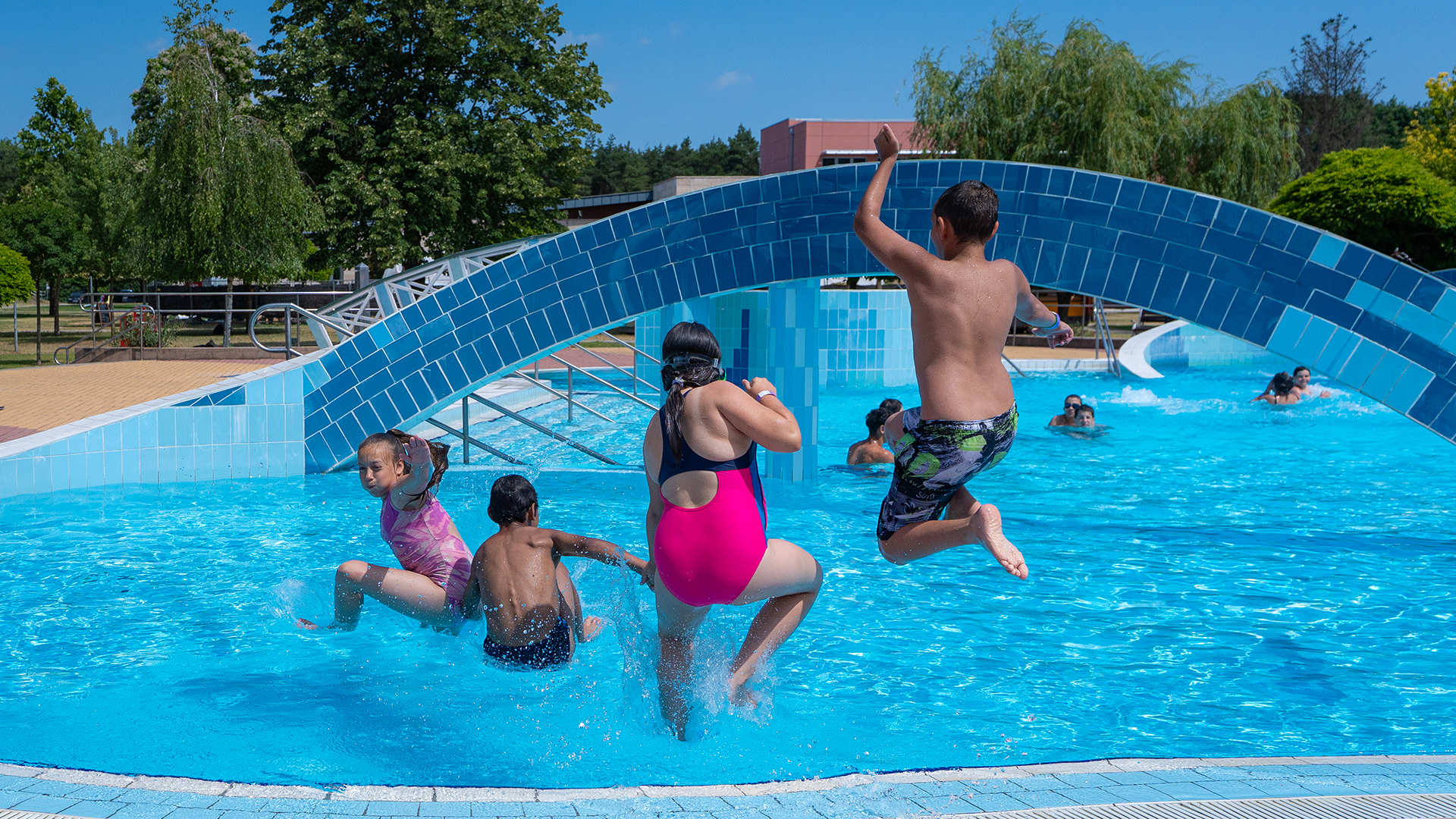 Juniális – a gyermekvédelmi intézmény gyermekei fesztivállal csobbantak a nyárba