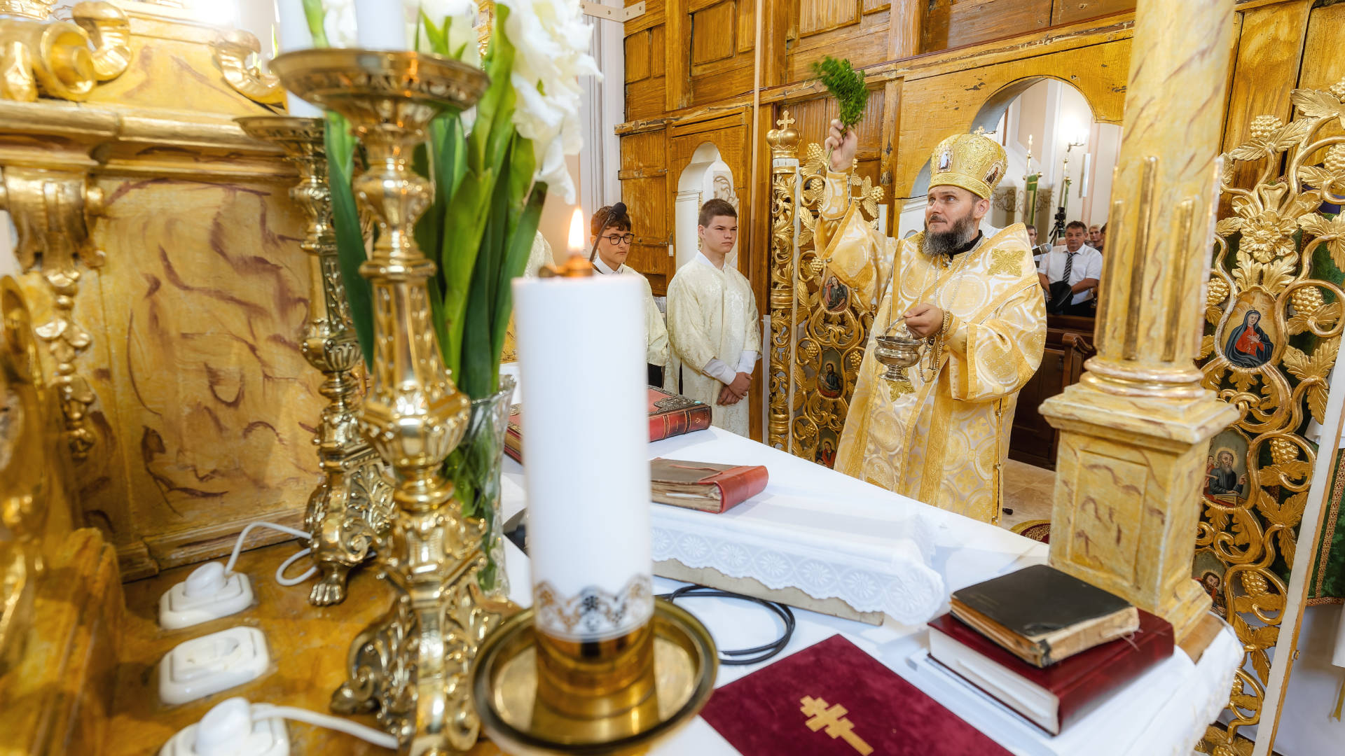 Mindannyiunknak látó szemre van szükségünk! - Megáldották a felújított nyírparasznyai templomot