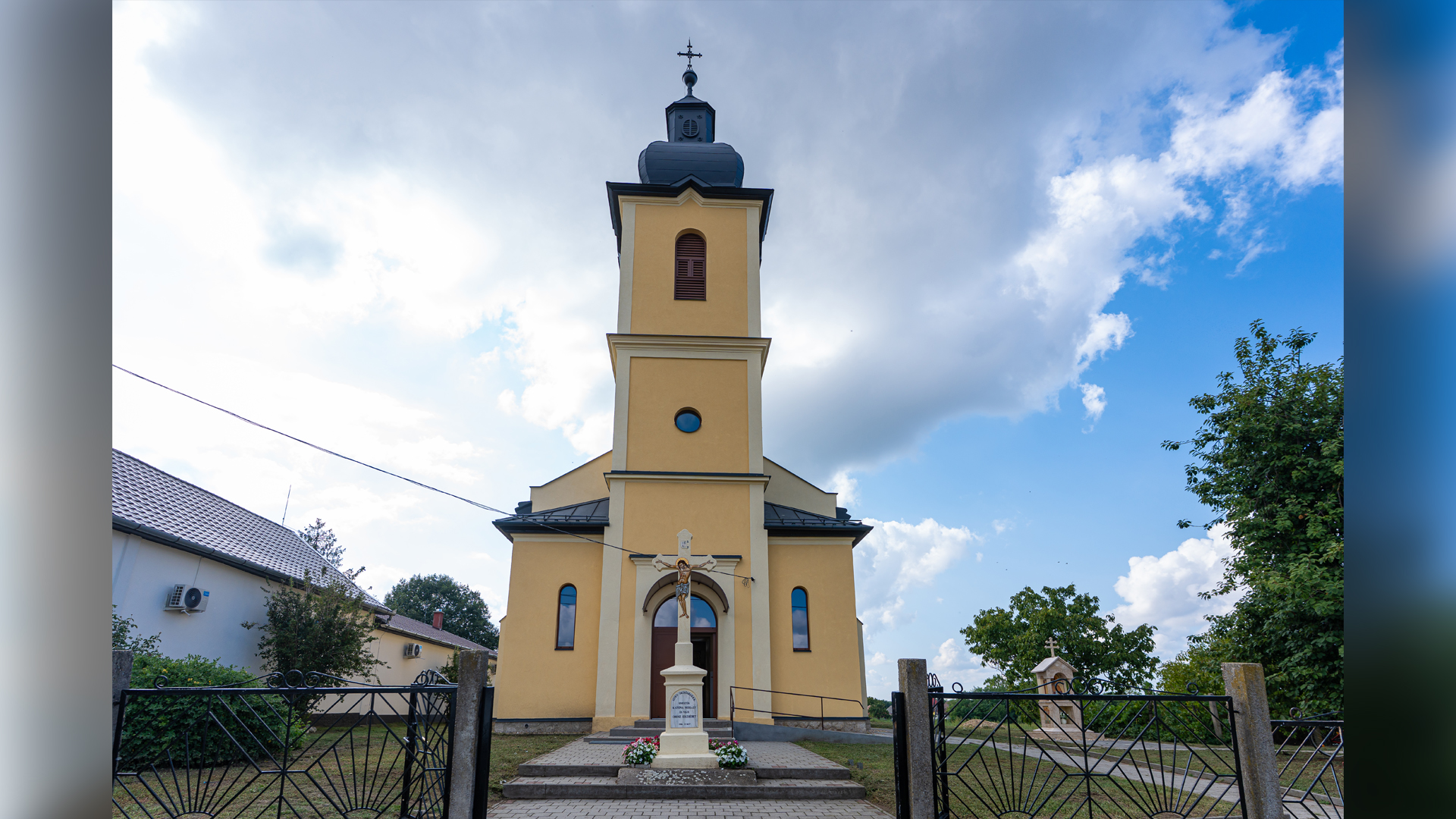 Pillantson be Biri görögkatolikus templomába, ahol Orosz Péter Pál atyát keresztelték!