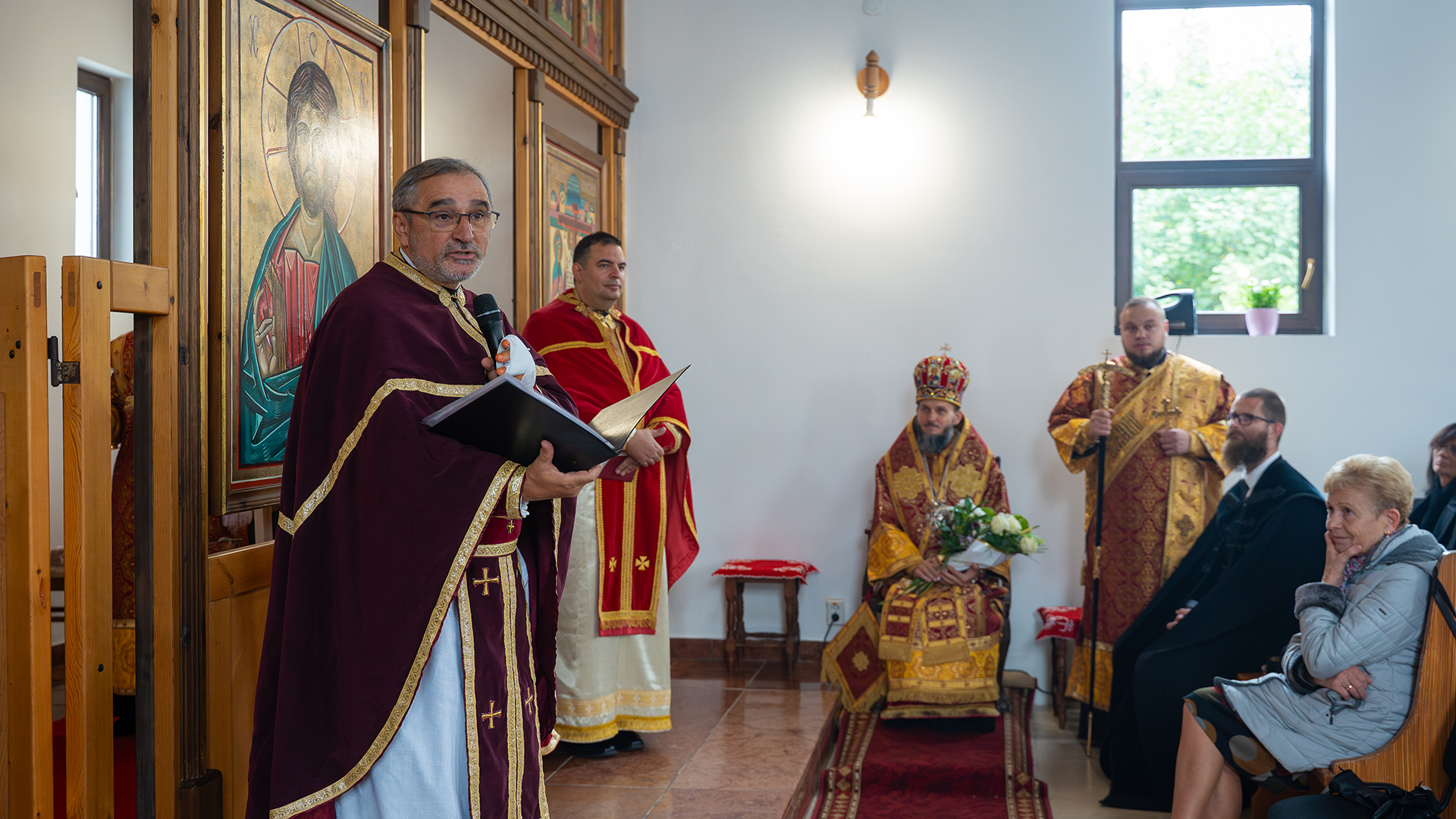 Tiborszálláson megáldották a felújított görögkatolikus templomot és a templomkert megújult keresztjét