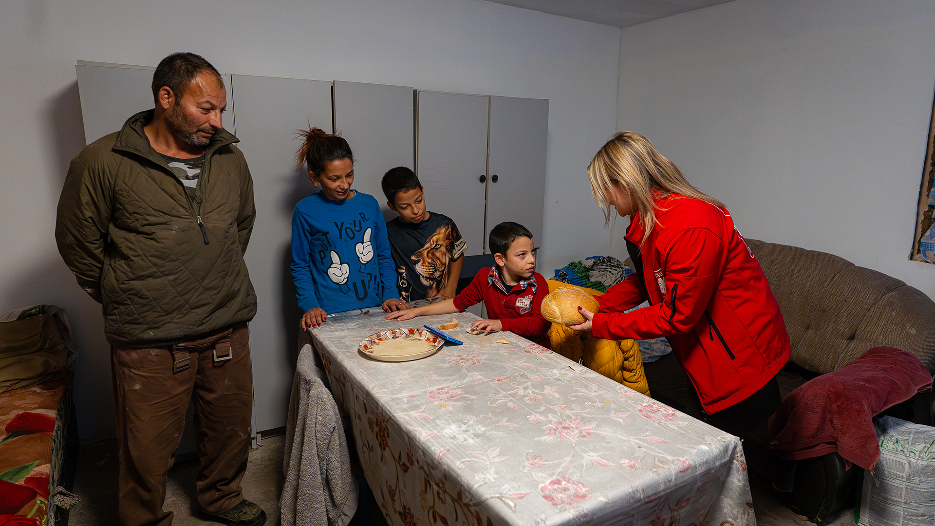 Szent Erzsébet kenyere: frissen sült adományokat vitt az egyházmegyei karitász