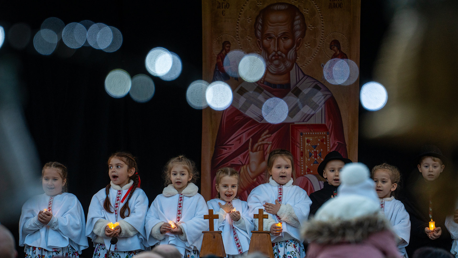 Szent Miklós udvara – közösség, fények és adventi öröm a székesegyház udvarán