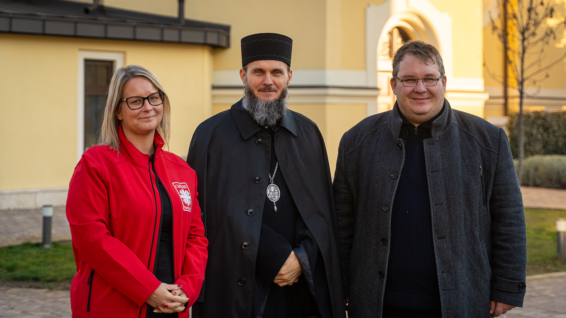 Fényt és reményt vittek a határon túlra: három egyházmegye összefogásával érkezett segítség Kárpátaljára és a háborús övezetbe