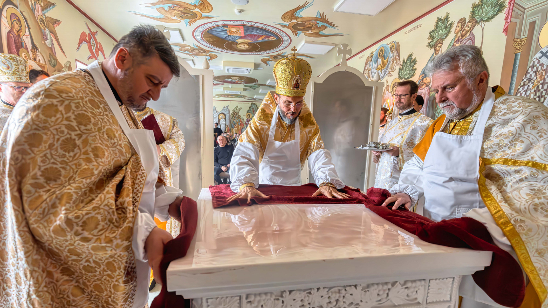 Megújult a Szent Miklós-ház kápolnája: oltárszentelés a Találkozás ünnepén