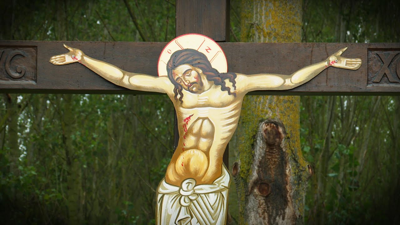 Jel az útkereszteződésben – Útmenti keresztet állítottak a zarándok férfiak